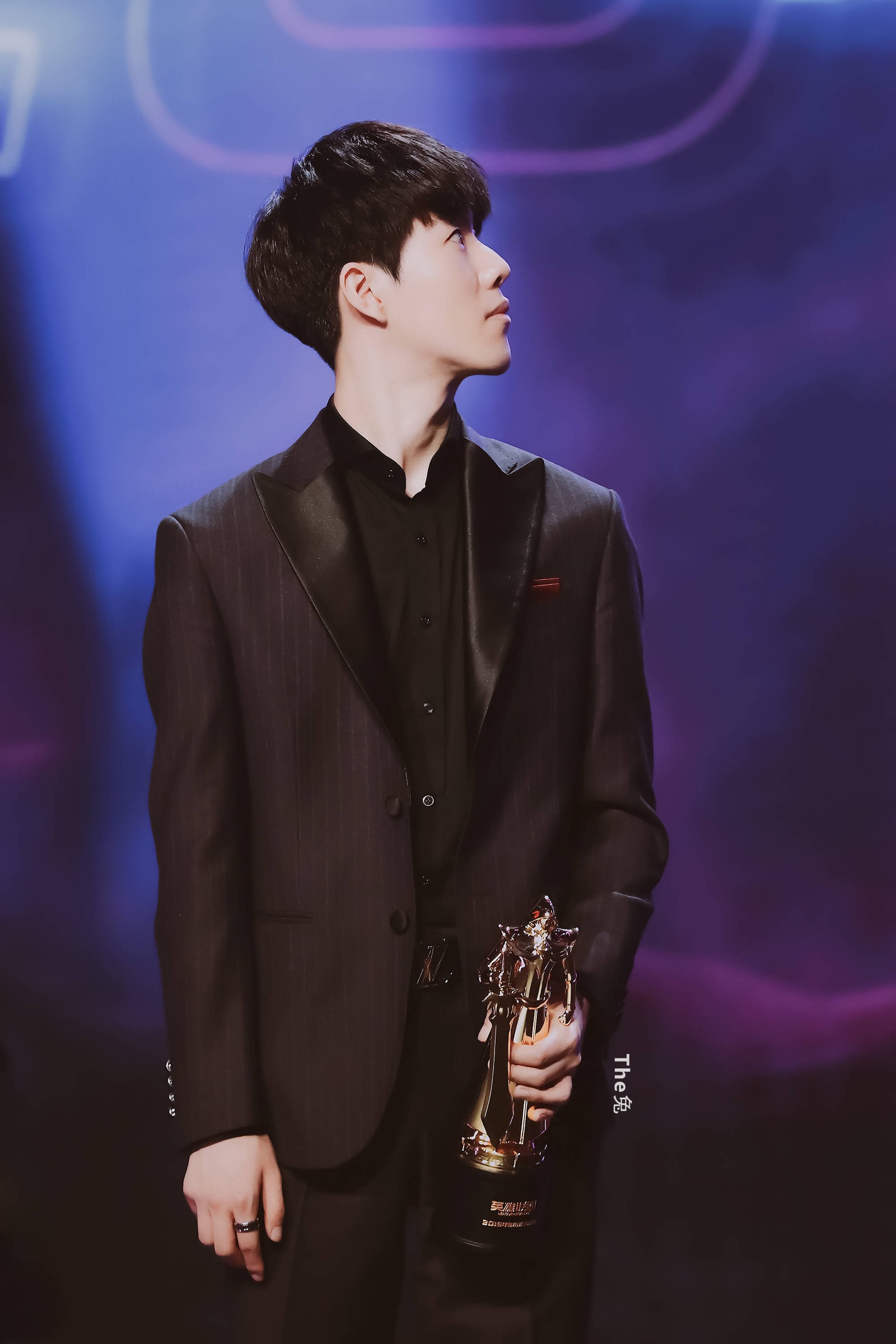 酸了！日本国脚客串中卫仍征服利物浦：任队长+被换下获全场喝彩.