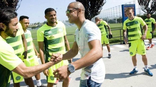 使得她在比 使得她在比